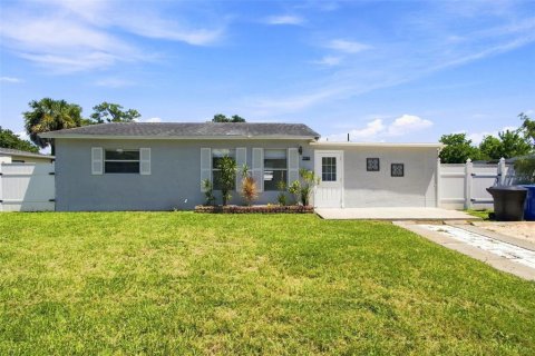 House in Saint Petersburg, Florida 3 bedrooms, 96.62 sq.m. № 2345401