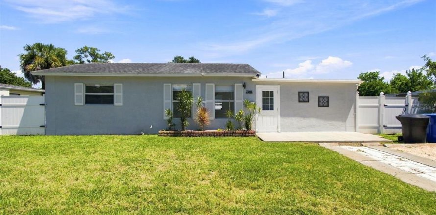 House in Saint Petersburg, Florida 3 bedrooms, 96.62 sq.m. № 2345401