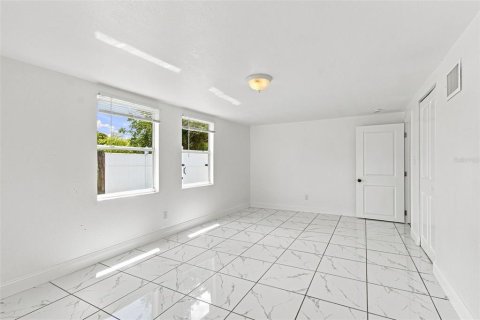 House in Saint Petersburg, Florida 3 bedrooms, 96.62 sq.m. № 2345401 - photo 11