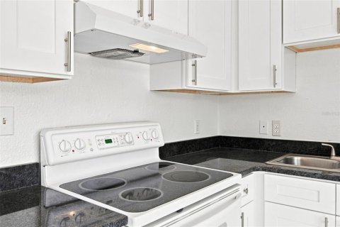 House in Saint Petersburg, Florida 3 bedrooms, 96.62 sq.m. № 2345401 - photo 8