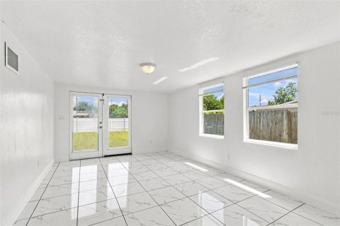 House in Saint Petersburg, Florida 3 bedrooms, 96.62 sq.m. № 2345401 - photo 10