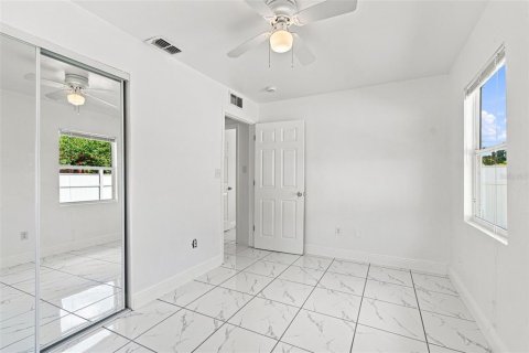 House in Saint Petersburg, Florida 3 bedrooms, 96.62 sq.m. № 2345401 - photo 17