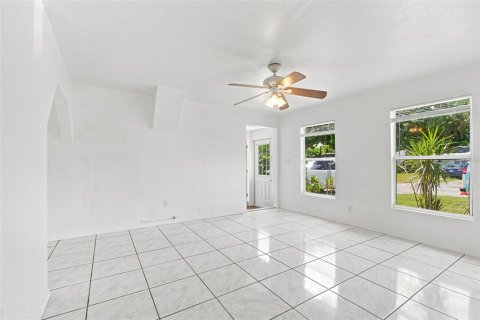 House in Saint Petersburg, Florida 3 bedrooms, 96.62 sq.m. № 2345401 - photo 5