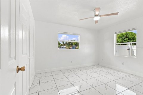 House in Saint Petersburg, Florida 3 bedrooms, 96.62 sq.m. № 2345401 - photo 14