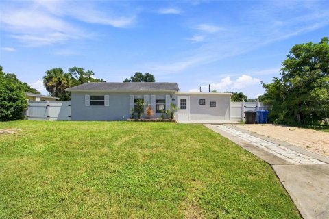 House in Saint Petersburg, Florida 3 bedrooms, 96.62 sq.m. № 2345401 - photo 3