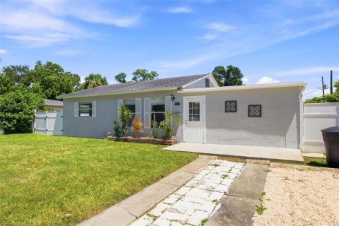 House in Saint Petersburg, Florida 3 bedrooms, 96.62 sq.m. № 2345401 - photo 2