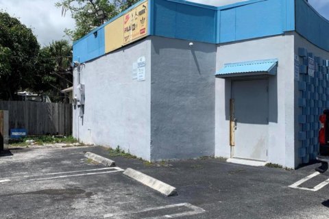 Propiedad comercial en alquiler en West Palm Beach, Florida № 1080468 - foto 1