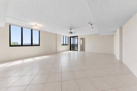 Condo in Highland Beach, Florida, 2 bedrooms № 2394936 - photo 5