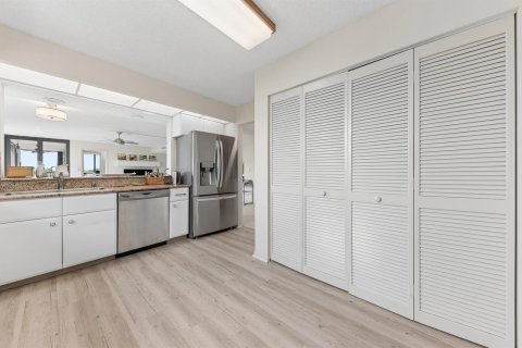 Condo in Highland Beach, Florida, 2 bedrooms № 2394936 - photo 9