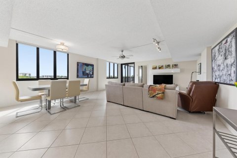 Condo in Highland Beach, Florida, 2 bedrooms № 2394936 - photo 4