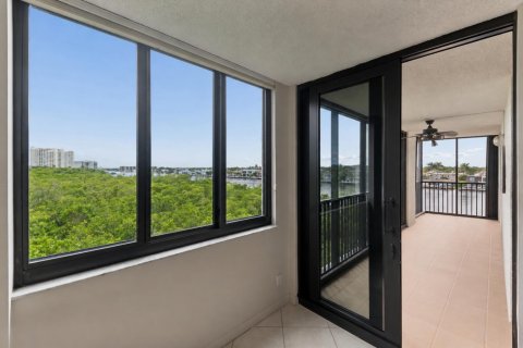 Condo in Highland Beach, Florida, 2 bedrooms № 2394936 - photo 25