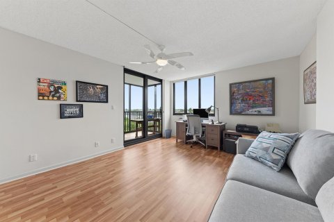 Condo in Highland Beach, Florida, 2 bedrooms № 2394936 - photo 18