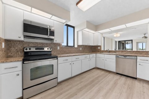 Condo in Highland Beach, Florida, 2 bedrooms № 2394936 - photo 13