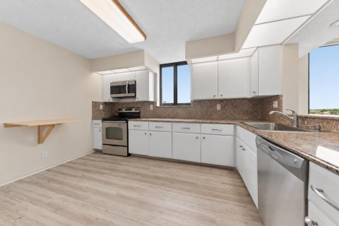 Condo in Highland Beach, Florida, 2 bedrooms № 2394936 - photo 11