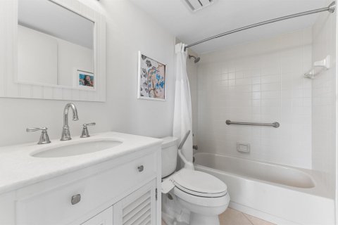 Condo in Highland Beach, Florida, 2 bedrooms № 2394936 - photo 22