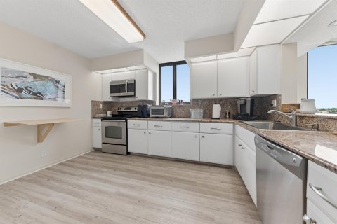 Condo in Highland Beach, Florida, 2 bedrooms № 2394936 - photo 7