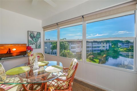 Condominio en venta en Lauderdale Lakes, Florida, 2 dormitorios, 87.7 m2 № 2088438 - foto 2