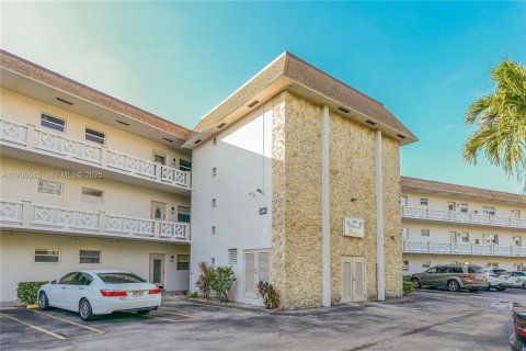 Condominio en venta en Lauderdale Lakes, Florida, 2 dormitorios, 87.7 m2 № 2088438 - foto 28
