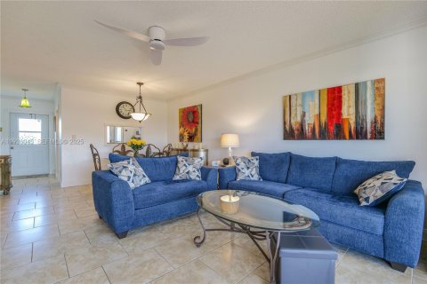 Condominio en venta en Lauderdale Lakes, Florida, 2 dormitorios, 87.7 m2 № 2088438 - foto 3