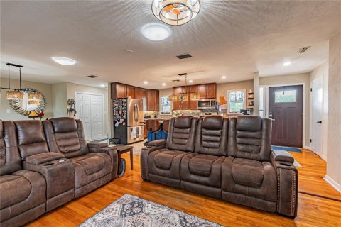 House in Zephyrhills, Florida 4 bedrooms, 157.56 sq.m. № 2100748 - photo 5