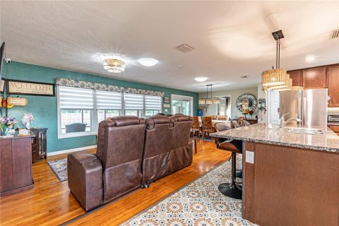 House in Zephyrhills, Florida 4 bedrooms, 157.56 sq.m. № 2100748 - photo 4