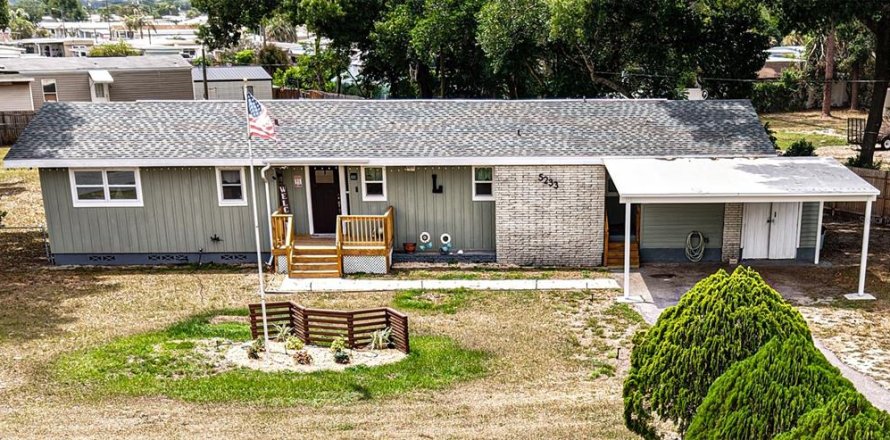 House in Zephyrhills, Florida 4 bedrooms, 157.56 sq.m. № 2100748
