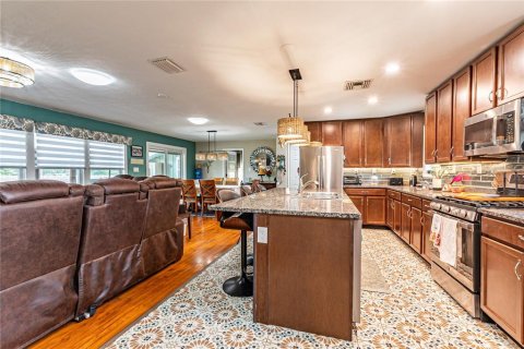 House in Zephyrhills, Florida 4 bedrooms, 157.56 sq.m. № 2100748 - photo 3