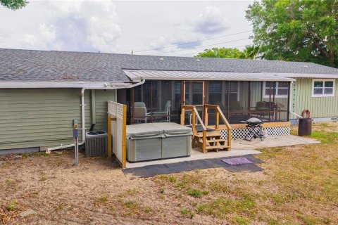 House in Zephyrhills, Florida 4 bedrooms, 157.56 sq.m. № 2100748 - photo 2