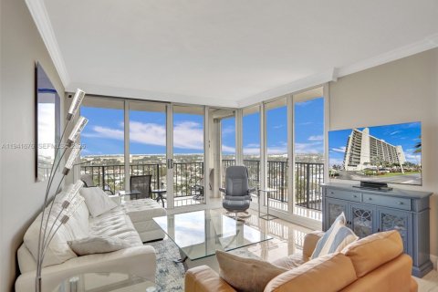 Condo in Pompano Beach, Florida, 3 bedrooms  № 2000274 - photo 2