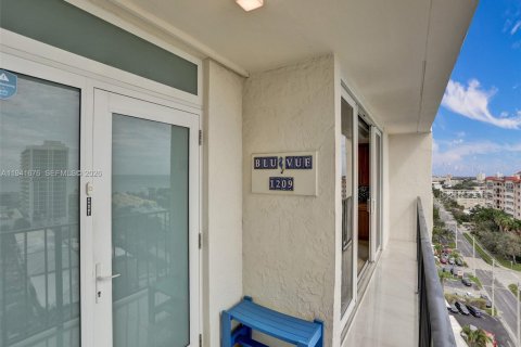 Condo in Pompano Beach, Florida, 3 bedrooms  № 2000274 - photo 13