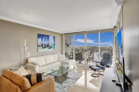 Condo in Pompano Beach, Florida, 3 bedrooms  № 2000274 - photo 3