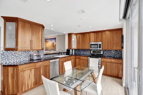 Condo in Pompano Beach, Florida, 3 bedrooms  № 2000274 - photo 11