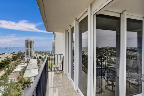 Condo in Pompano Beach, Florida, 3 bedrooms  № 2000274 - photo 19