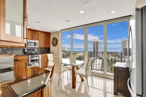 Condo in Pompano Beach, Florida, 3 bedrooms  № 2000274 - photo 9