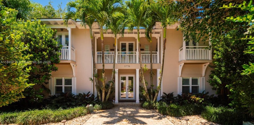 Casa en South Miami, Florida 5 dormitorios, 345.5 m2 № 1842875
