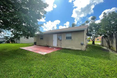 House in North Lauderdale, Florida 3 bedrooms, 101.17 sq.m. № 2086748 - photo 2