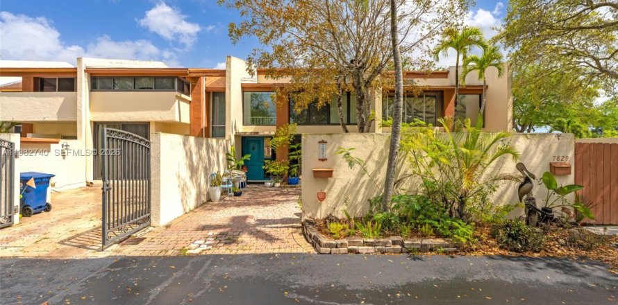 Таунхаус в Майами, Флорида 3 спальни, 182.65м2 № 2049246