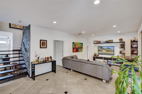 House in Doral, Florida 4 bedrooms, 268.02 sq.m. № 1698550 - photo 7