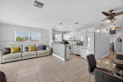 Condo in Fort Lauderdale, Florida, 2 bedrooms  № 1897514 - photo 2
