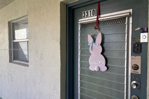 Condo in North Lauderdale, Florida, 2 bedrooms  № 1959445 - photo 4