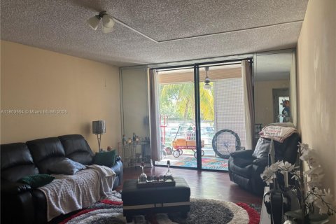 Condo in North Lauderdale, Florida, 2 bedrooms  № 1959445 - photo 8