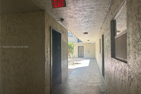 Condo in North Lauderdale, Florida, 2 bedrooms  № 1959445 - photo 3