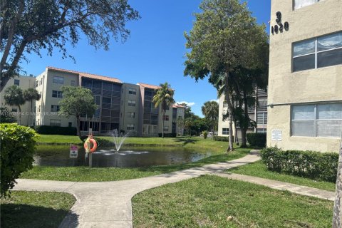 Condo in North Lauderdale, Florida, 2 bedrooms  № 1959445 - photo 2
