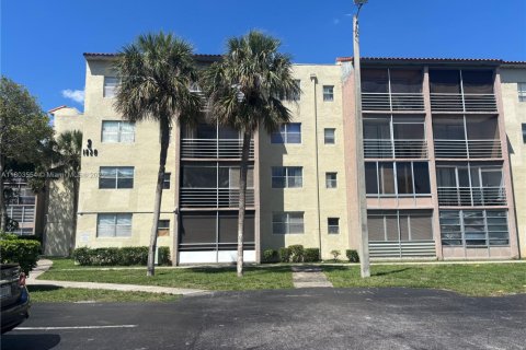 Condo in North Lauderdale, Florida, 2 bedrooms  № 1959445 - photo 1