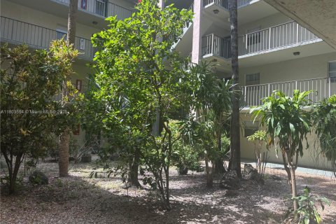 Condo in North Lauderdale, Florida, 2 bedrooms  № 1959445 - photo 12