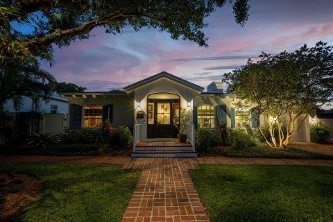 House in Delray Beach, Florida 4 bedrooms, 214.05 sq.m. № 2158176