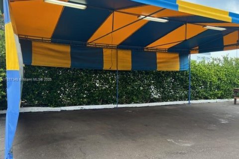 Propiedad comercial en venta en Fort Lauderdale, Florida № 1797522 - foto 11