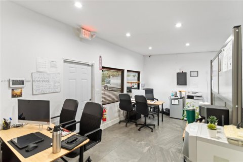 Propiedad comercial en venta en West Park, Florida № 1981225 - foto 17