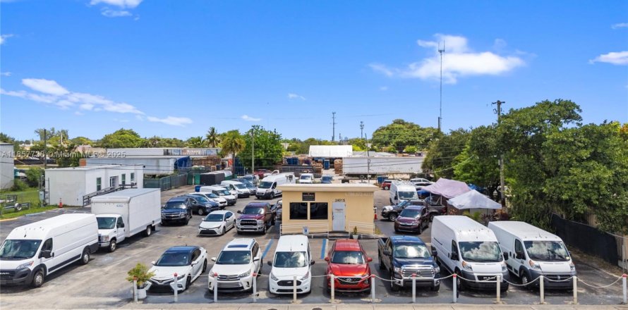 Propiedad comercial en West Park, Florida № 1981225