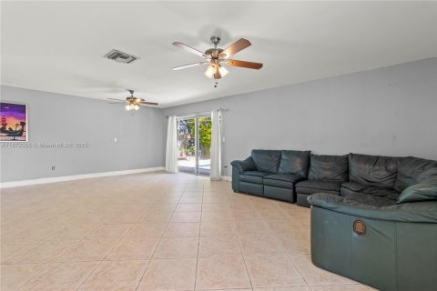 Villa ou maison à vendre à Cutler Bay, Floride: 5 chambres, 207.36 m2 № 1979561 - photo 7